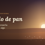 No solo de pan: el maná sobre la arena del desierto al amanecer – Deuteronomio 8